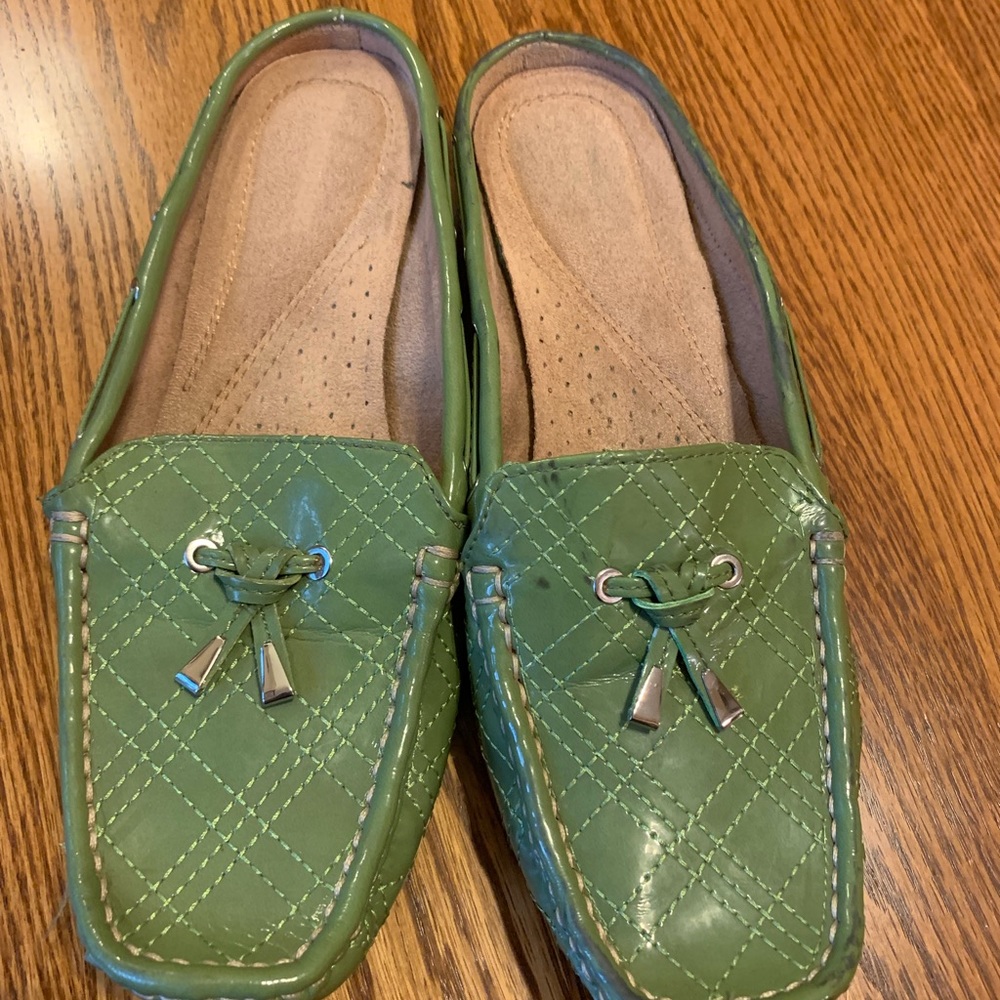 Naturalizer 8.5 WIDE green “Gossip” slides